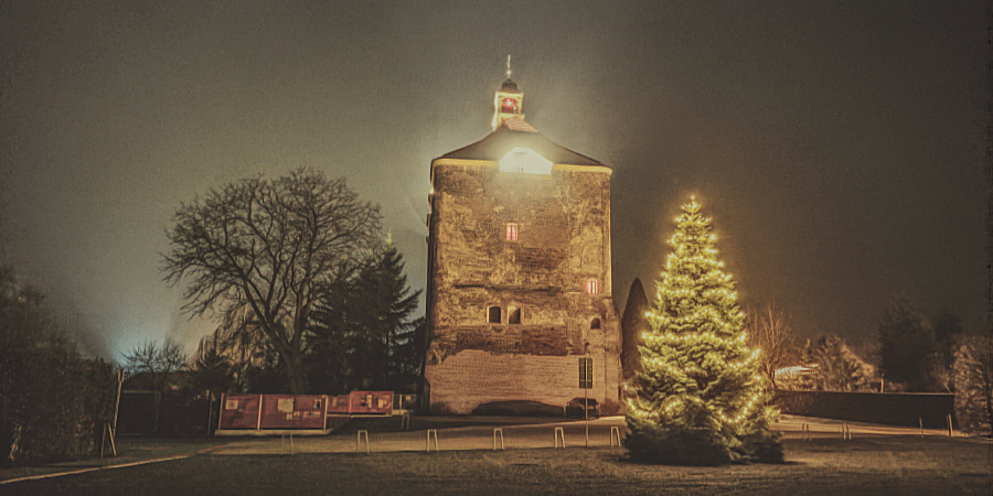 Festungsturm bei weihnachtlicher Nacht