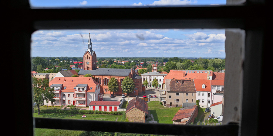 Aussicht auf die Kirche durch das nördliche Dachstuhlfenster der Festung