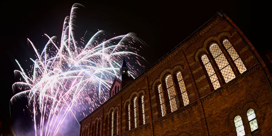 Das Feuerwerk nach dem Neujahrskonzert in der evangelischen Kirche Peitz
