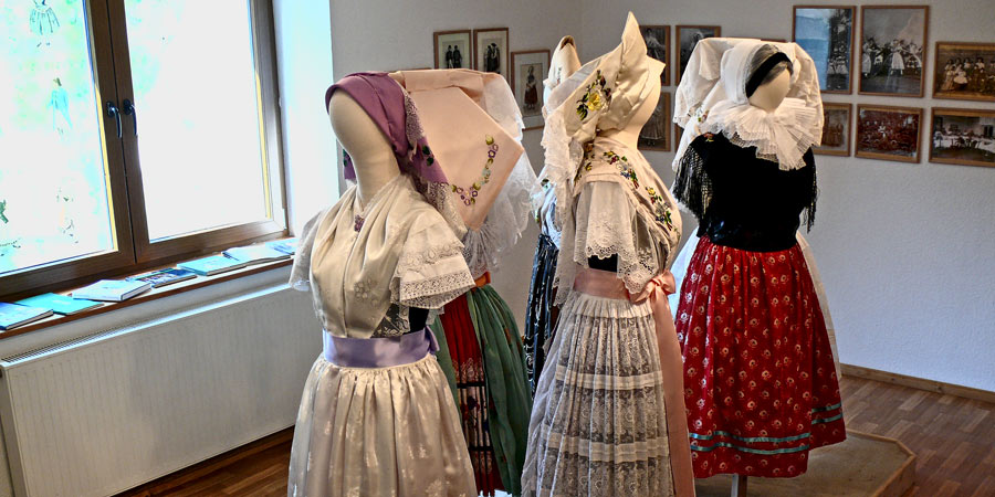 Trachten mit Hauben im Museum Jänschwalde