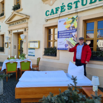 Gedeckter Tisch & Gemachtes Bett vor dem Goldenen Löwen