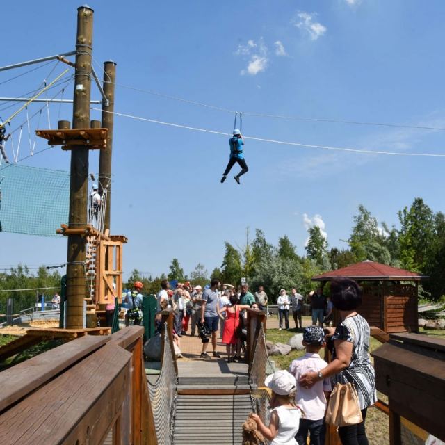 Flug über das Publikum beim Zipline-Parcours im Erlebnispark Teichland