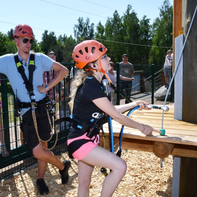 die Expertin steigt auf den Zipline-Parcours im Erlebnispark Teichland